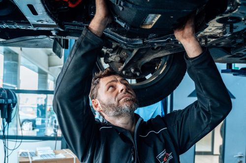 Ein Mitarbeiter unseres Fiat Autohauses in Osnabrück führt eine Reparatur an einem Fahrzeug durch.