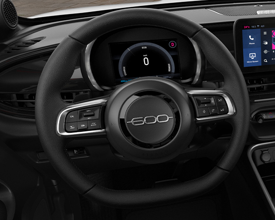 Dieses Bild zeigt den Innenraum eines modernen Fiat 500 aus der Fahrerperspektive, mit dem Lenkrad, einem digitalen Kombiinstrument und einem Infotainment-Bildschirm.