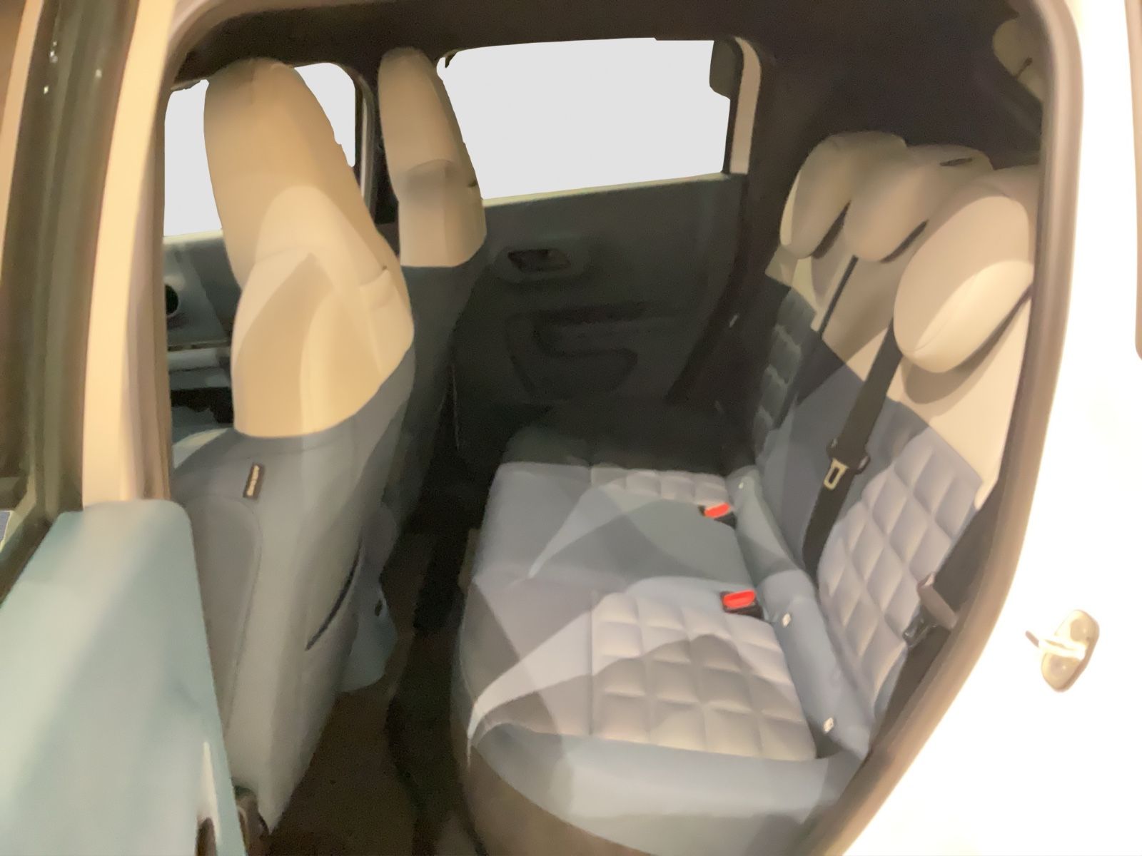 Fahrzeugabbildung Fiat Grande Panda Elektro La Prima + Winterpaket