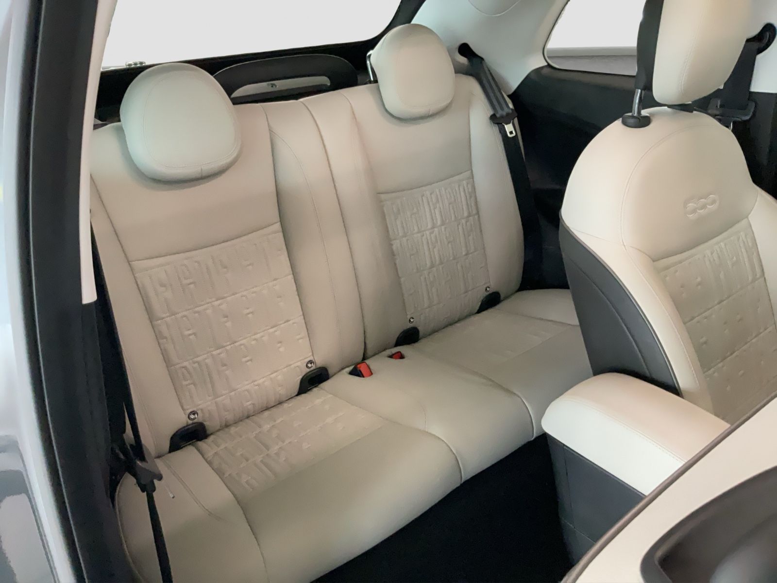 Fahrzeugabbildung Fiat 500e Cabriolet La Prima