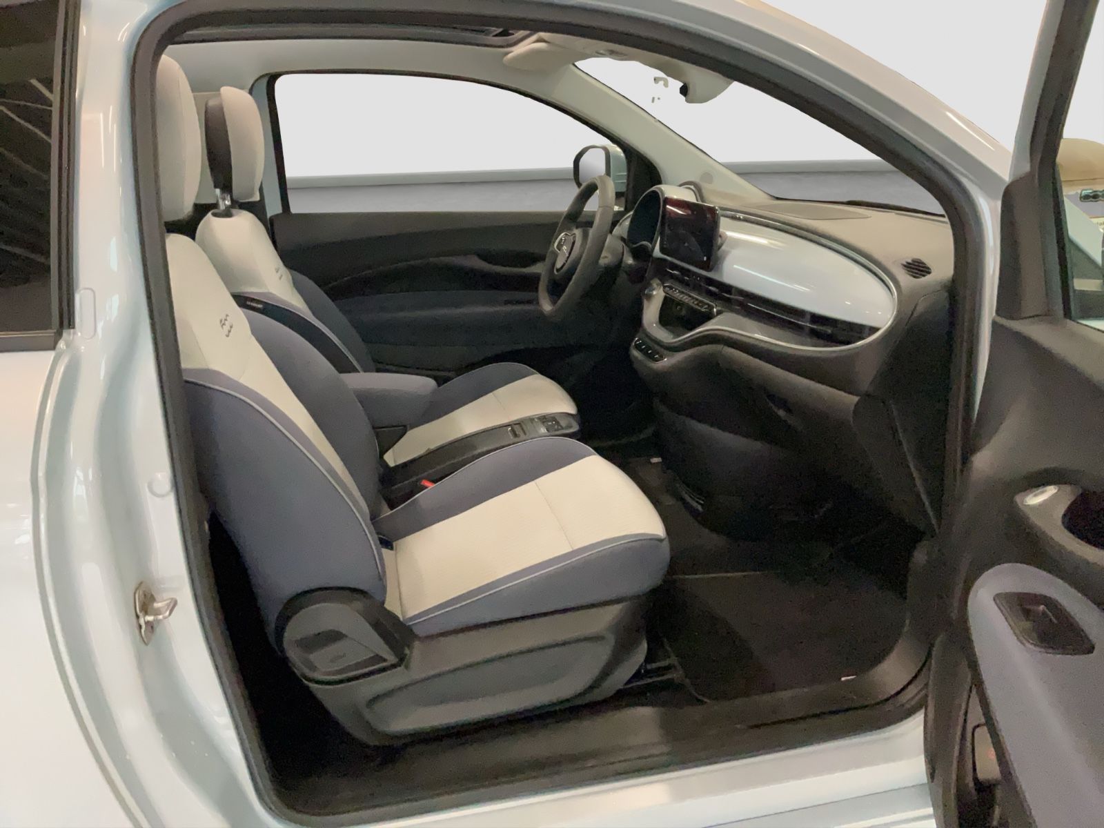 Fahrzeugabbildung Fiat 500e 42 kWh Cabrio Icon + Komfort- & Style Paket