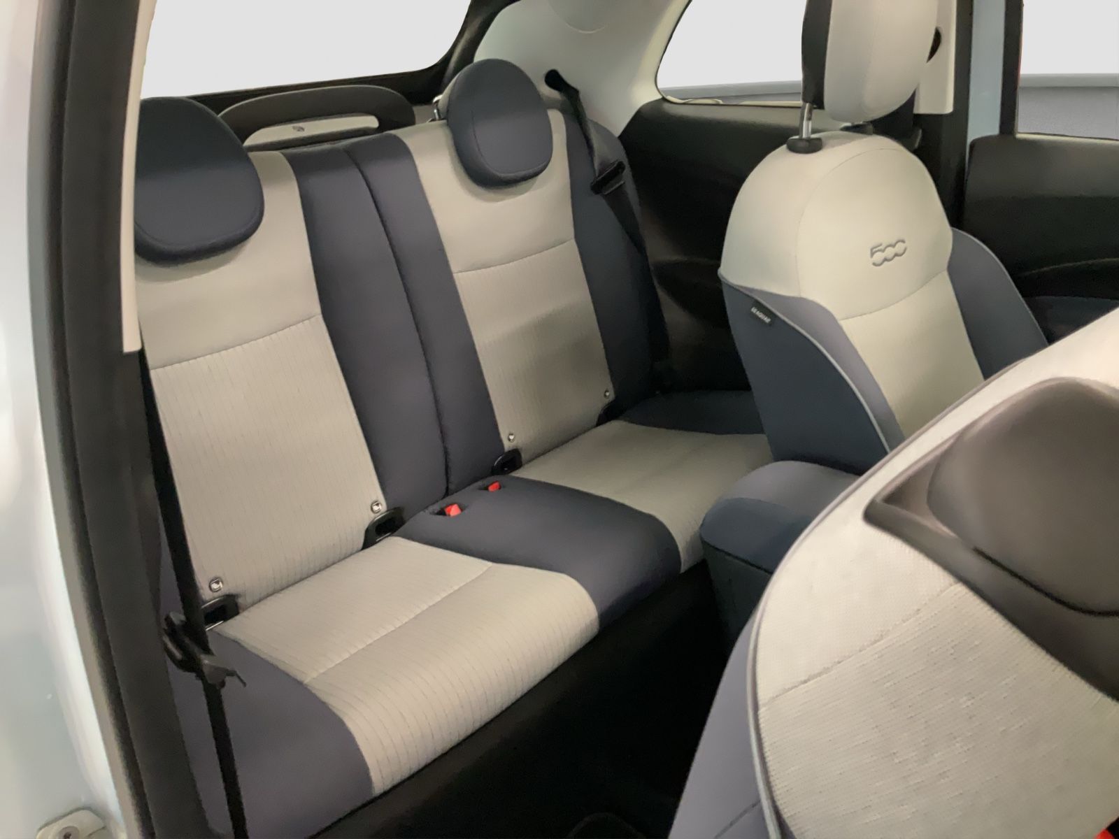 Fahrzeugabbildung Fiat 500e 42 kWh Cabrio Icon + Komfort- & Style Paket