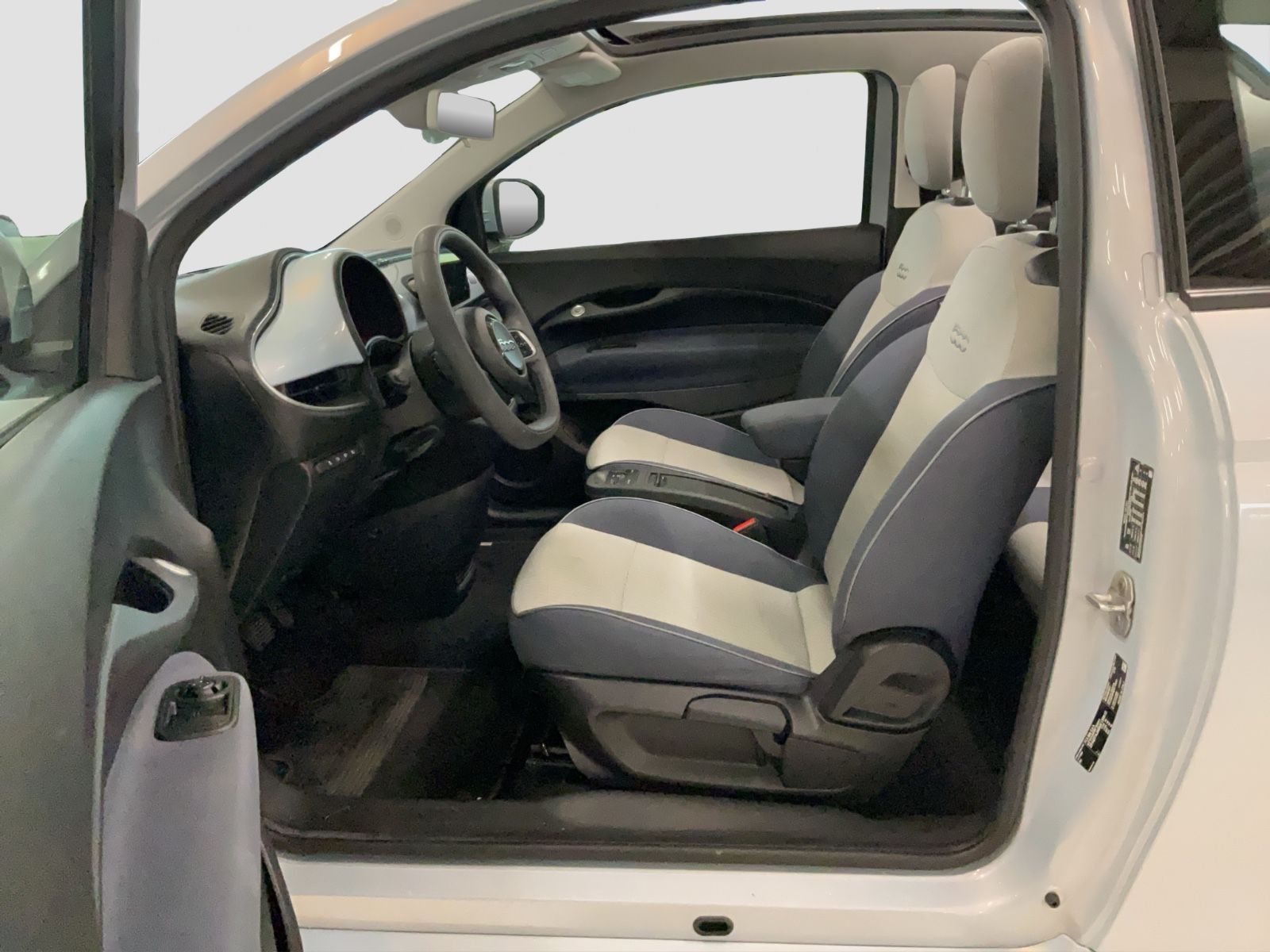 Fahrzeugabbildung Fiat 500e 42 kWh Cabrio Icon + Komfort- & Style Paket