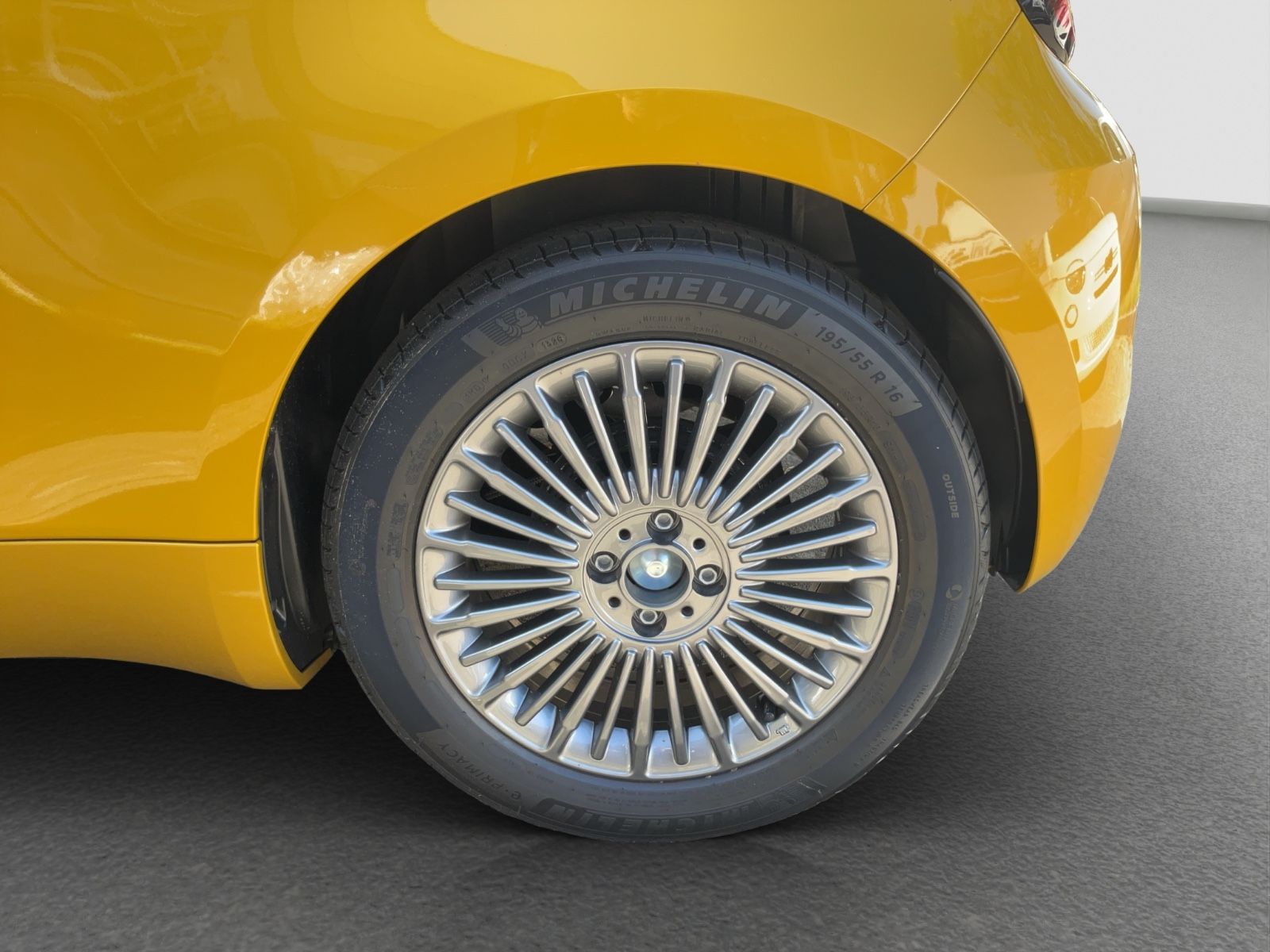 Fahrzeugabbildung Fiat 500C 1.0 Hybrid La Prima