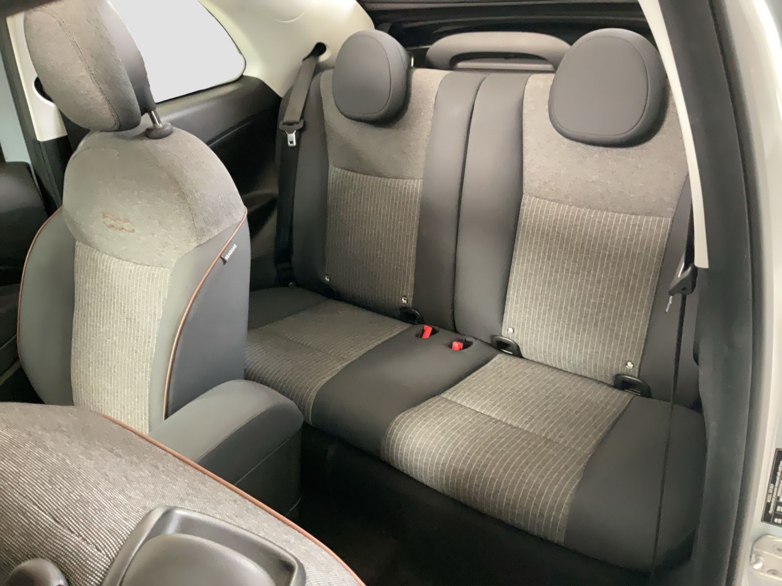 Fahrzeugabbildung Fiat 500e 42 kWh Cabrio Icon + Komfort- & Style Paket
