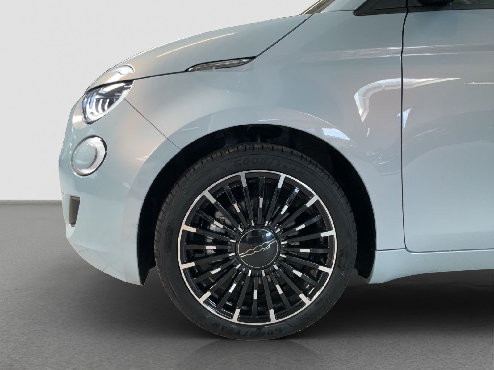 Fahrzeugabbildung Fiat 500e 42 kWh Cabrio Icon + Komfort- & Style Paket