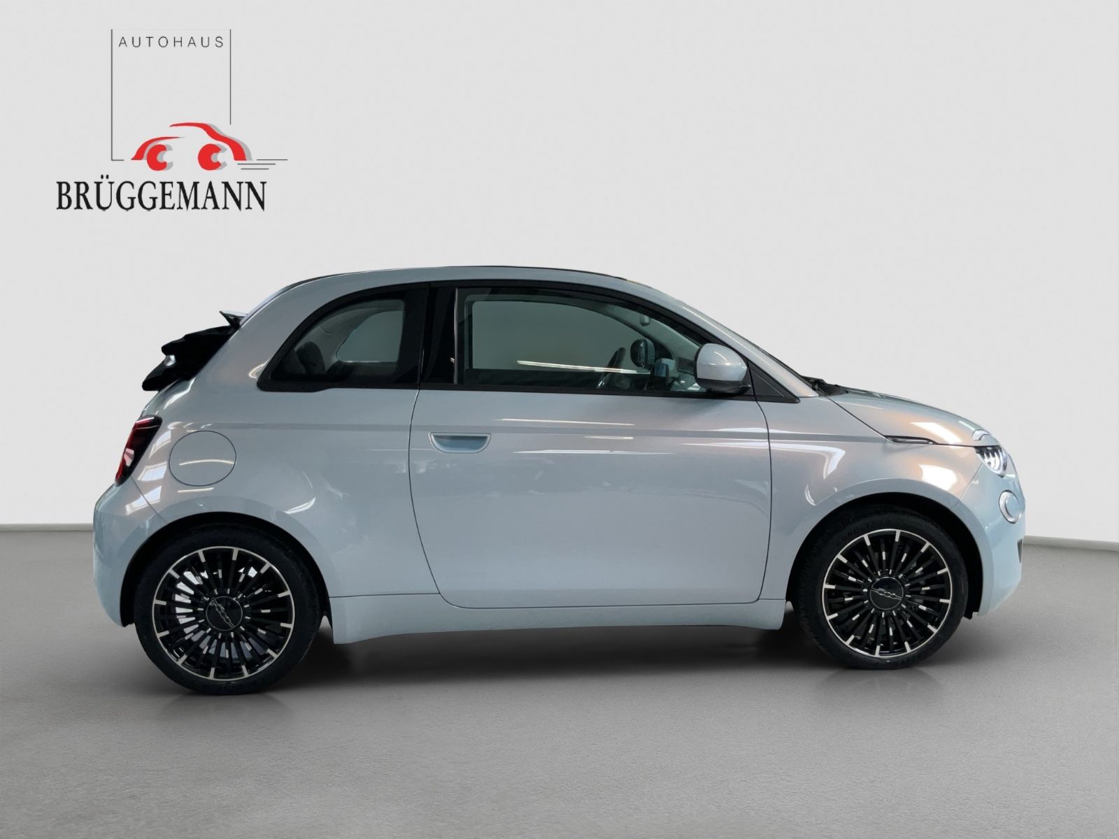 Fahrzeugabbildung Fiat 500e 42 kWh Cabrio Icon + Komfort- & Style Paket
