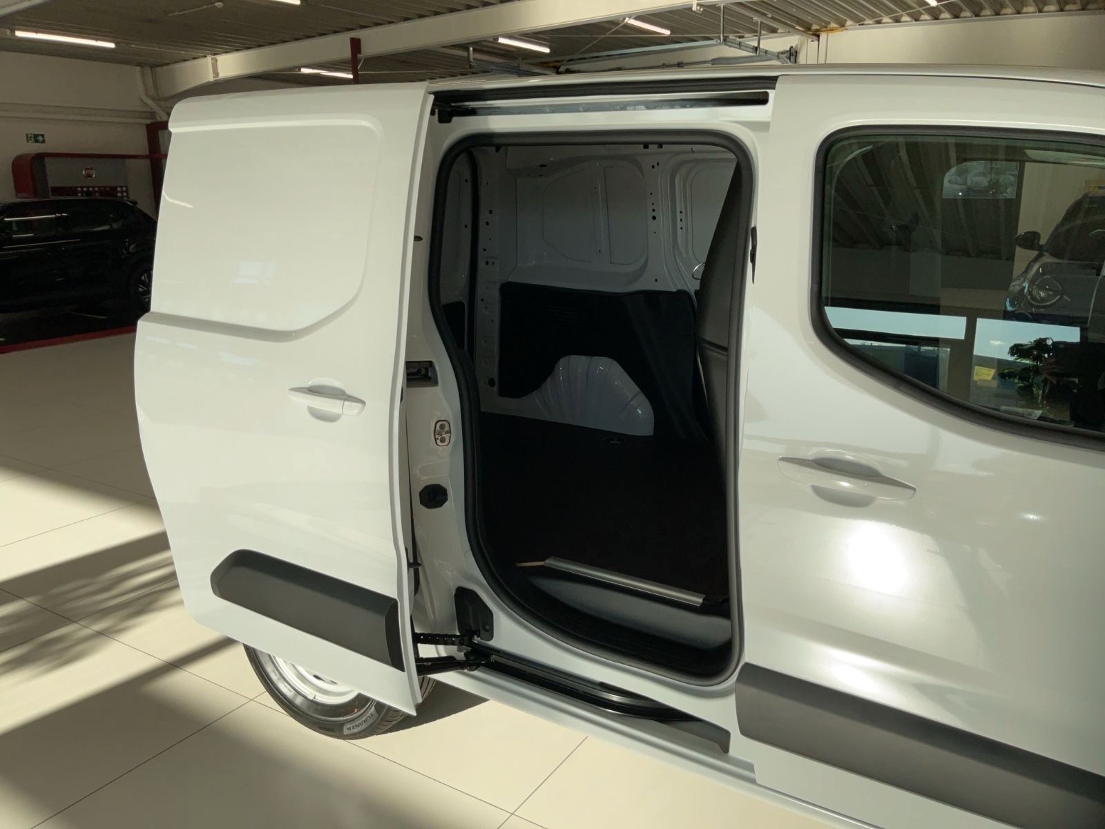 Fahrzeugabbildung Fiat E- Doblò L1 100 KW 50kWh Kamera 10 Zoll Radio