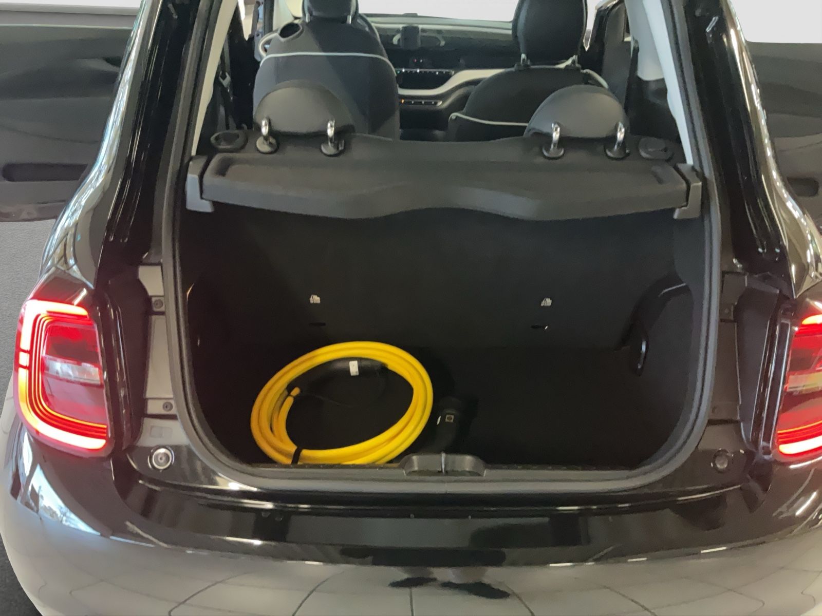 Fahrzeugabbildung Fiat 500e Action