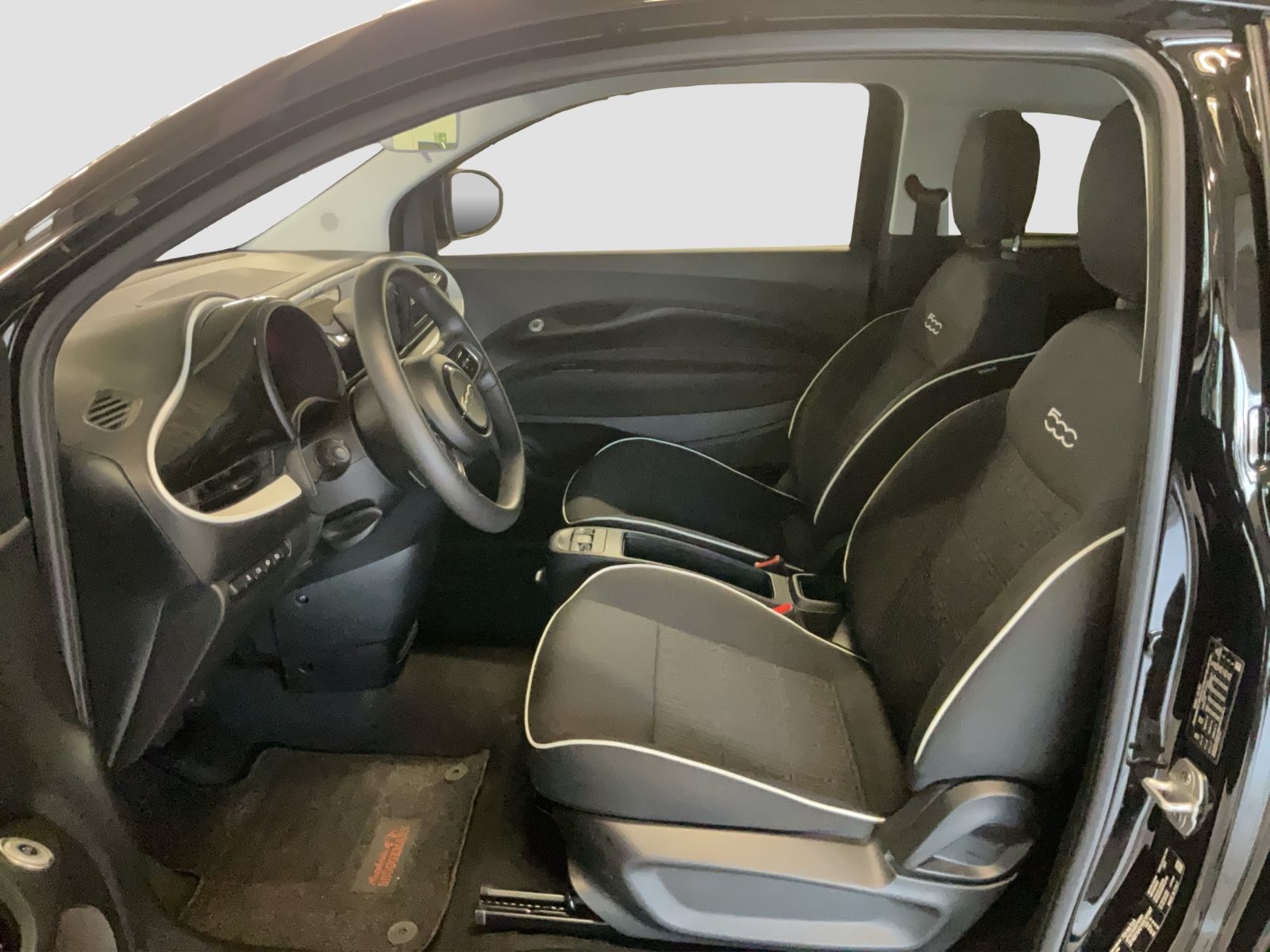 Fahrzeugabbildung Fiat 500e Action