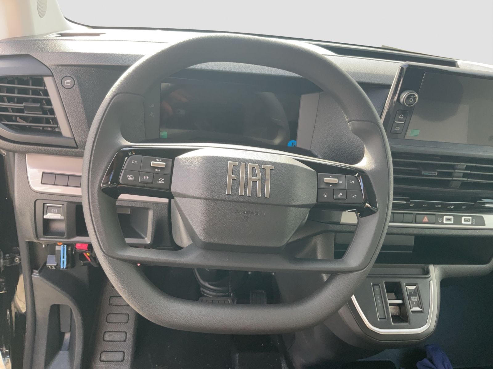 Fahrzeugabbildung Fiat Ulysse Scudo Kombi 9Sitzer L2 Automatik  Navi
