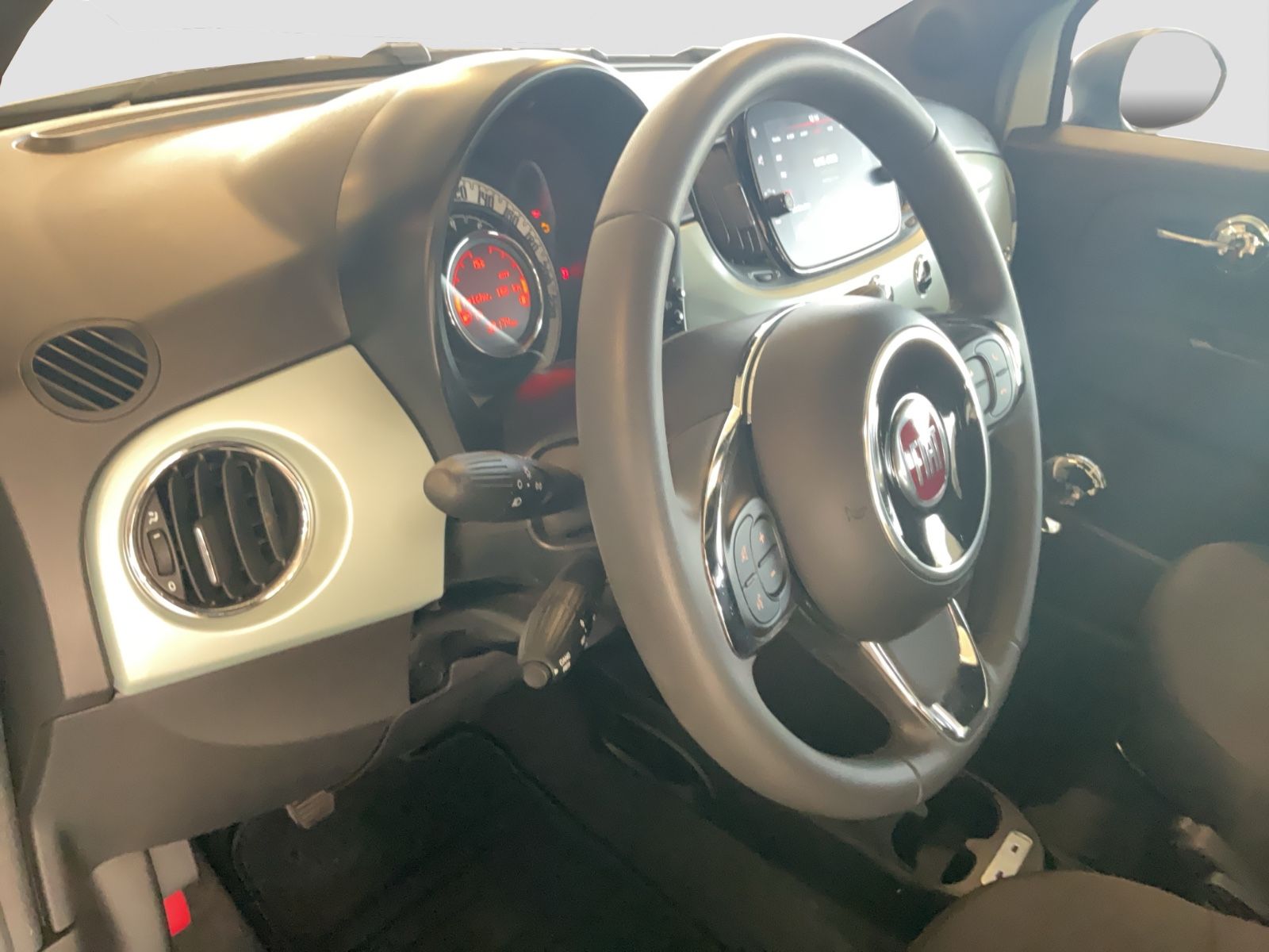 Fahrzeugabbildung Fiat 500 1.0 Hybrid + Ganzjahresreifen