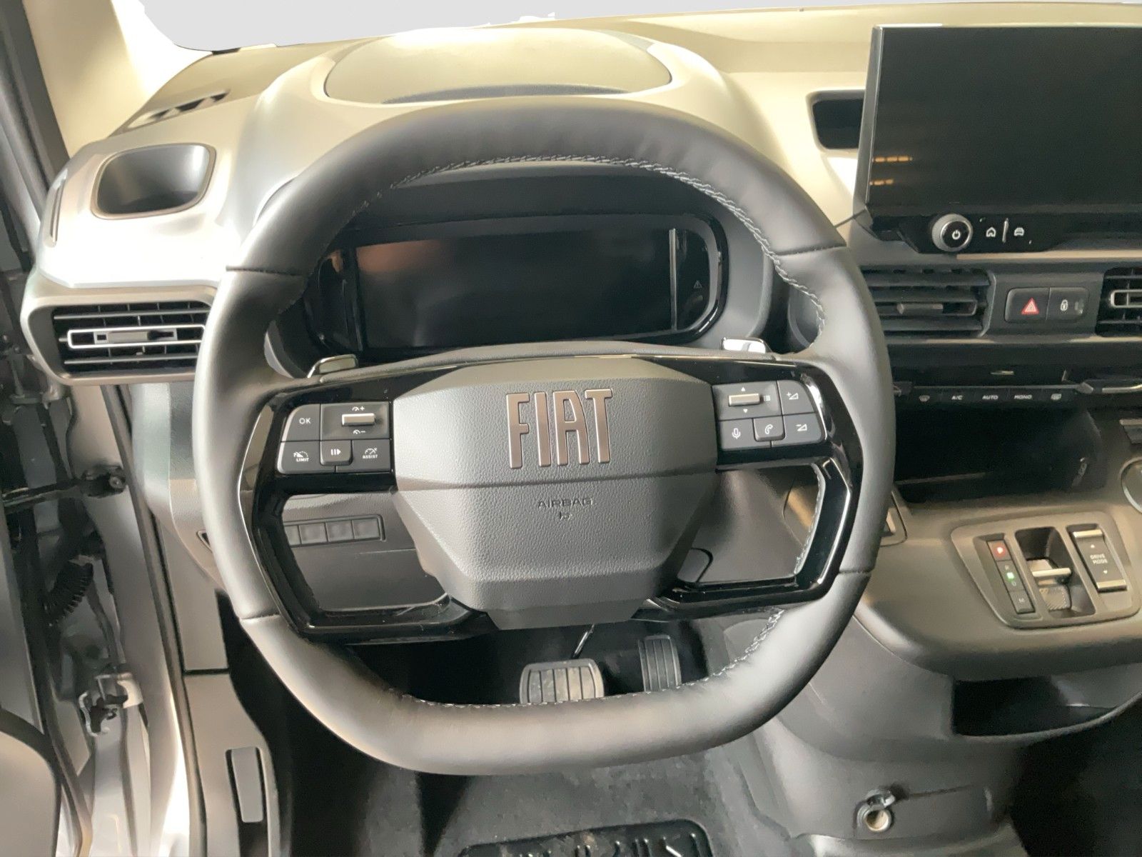 Fahrzeugabbildung Fiat Doblo Kombi L2 Navi Klima Kamera