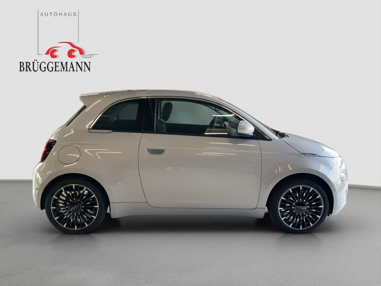 Fahrzeugabbildung Fiat 500e 42 kWh Icon + Komfort Paket, Style Paket