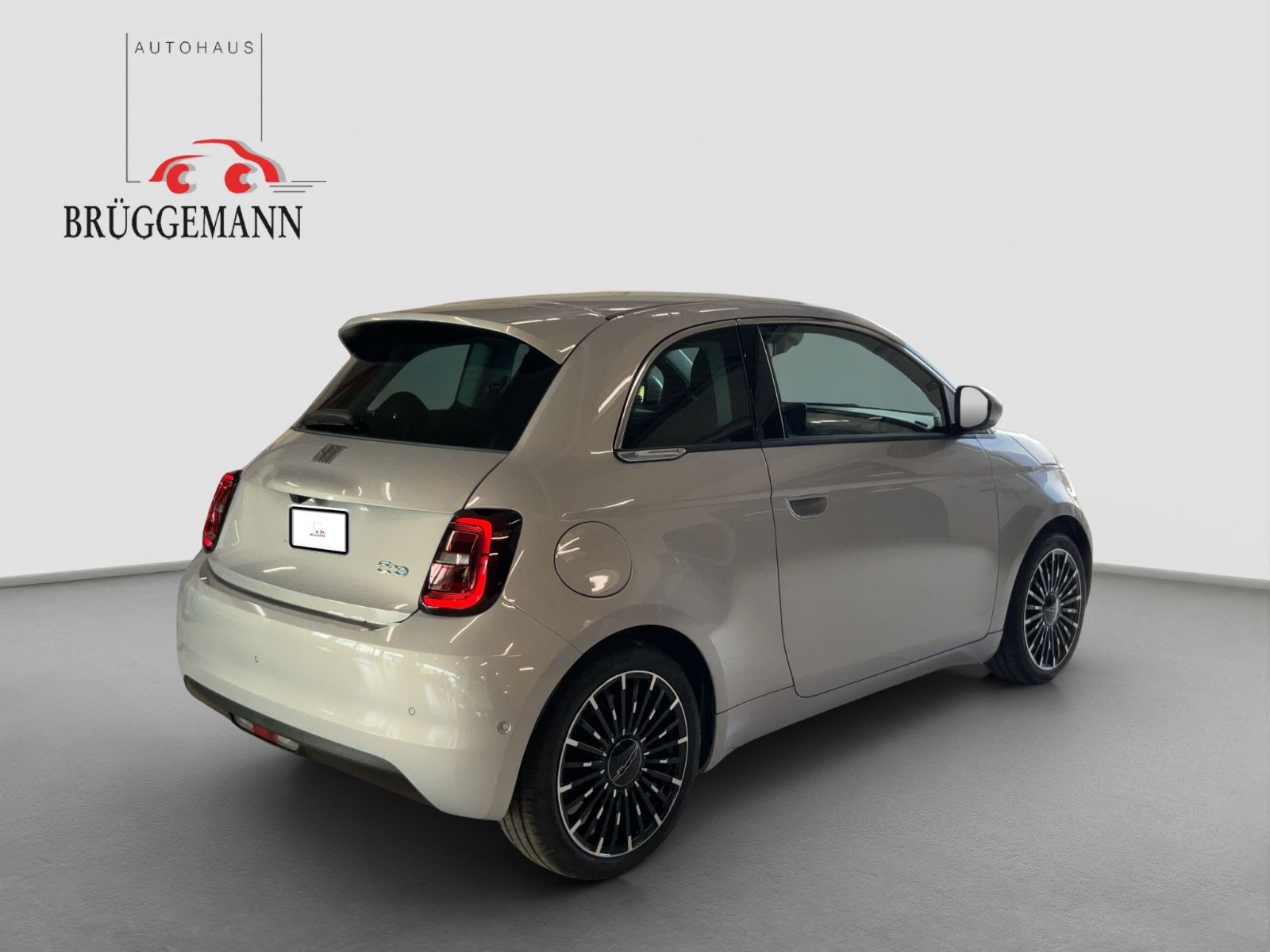 Fahrzeugabbildung Fiat 500e 42 kWh Icon + Komfort Paket, Style Paket