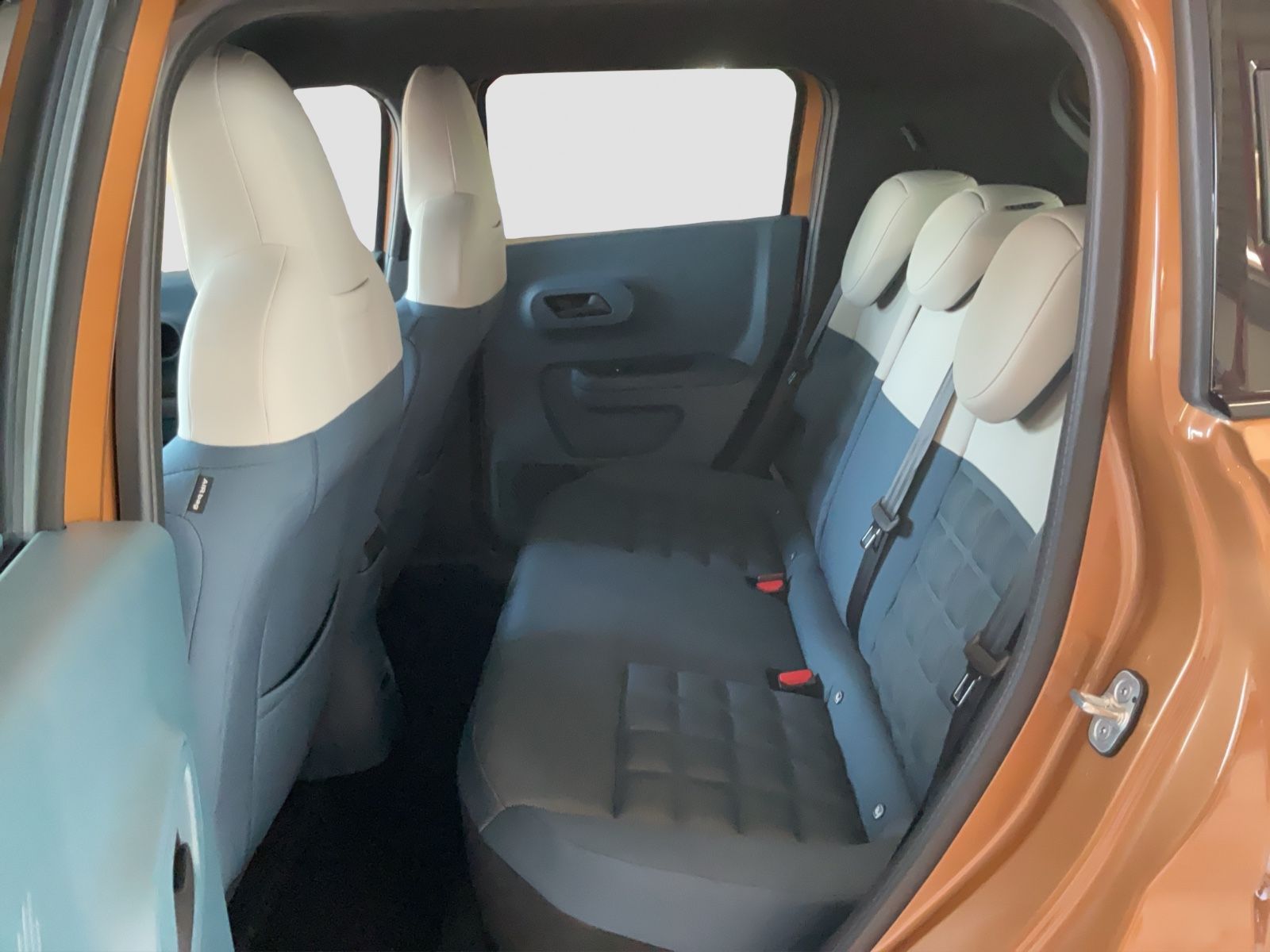 Fahrzeugabbildung Fiat Grande Panda Hybrid La Prima + Winterpaket