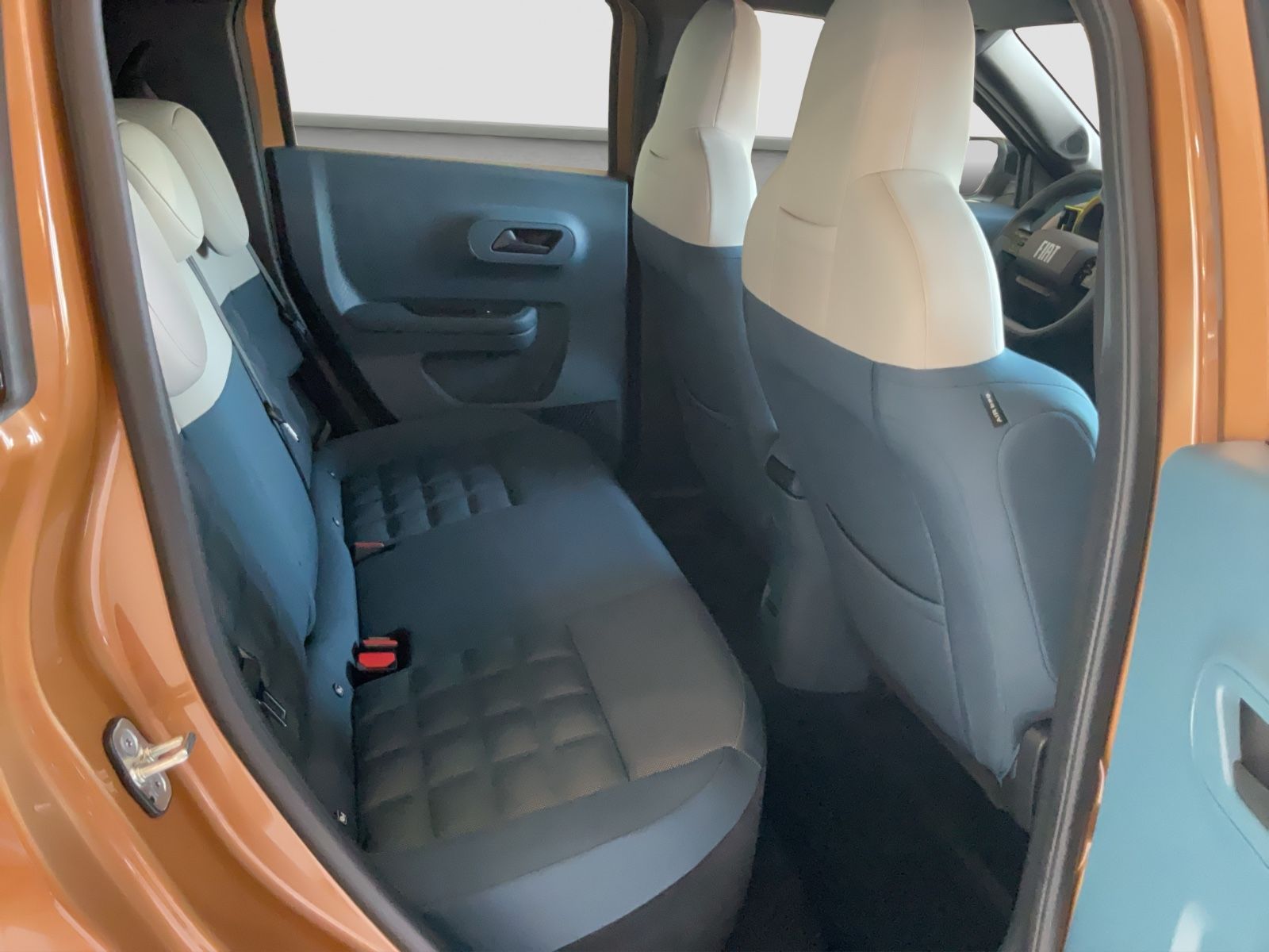Fahrzeugabbildung Fiat Grande Panda Hybrid La Prima + Winterpaket