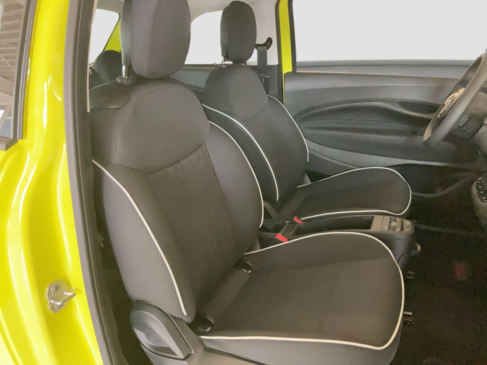Fahrzeugabbildung Fiat 500e 23,8 kWh + Ganzjahresreifen