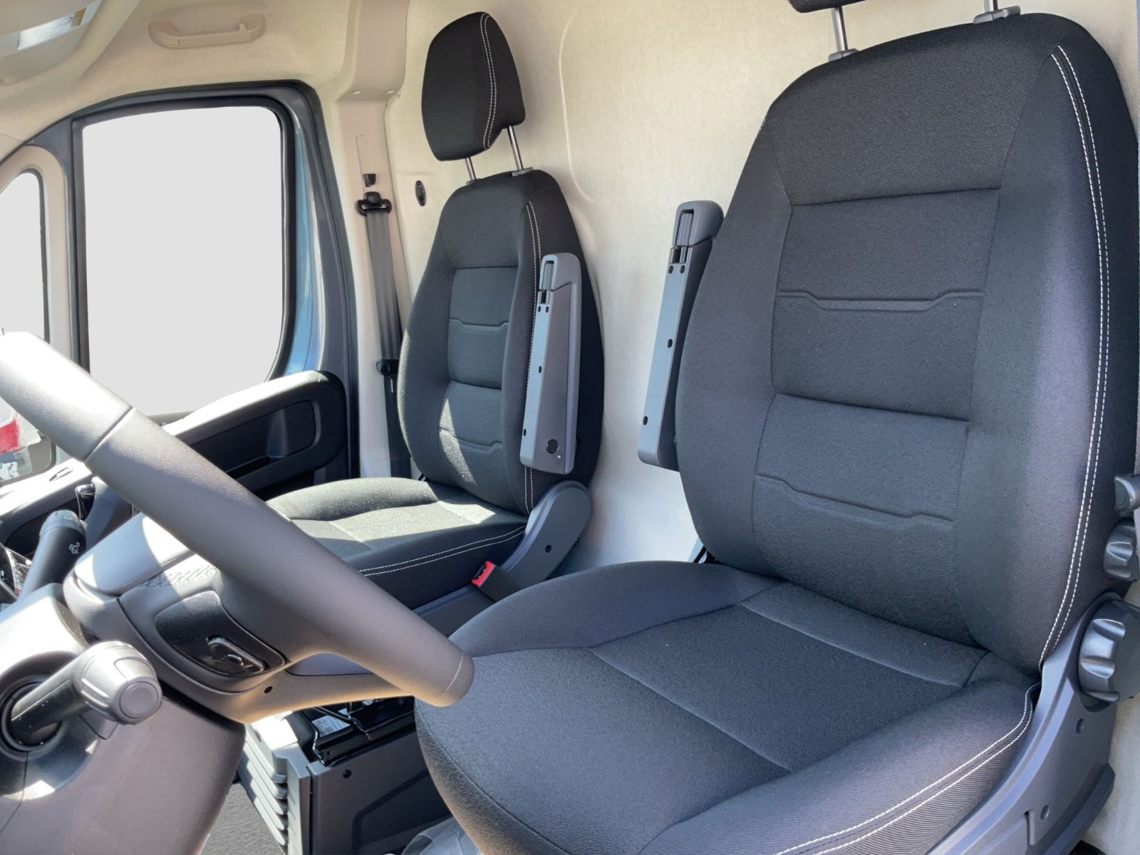 Fahrzeugabbildung Fiat L3H2 180 MJ Teilverglast Automatik ACC Navi