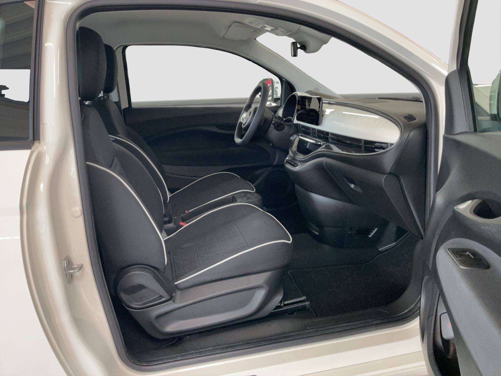 Fahrzeugabbildung Fiat 500e 42 kWh + 16" Alufelgen