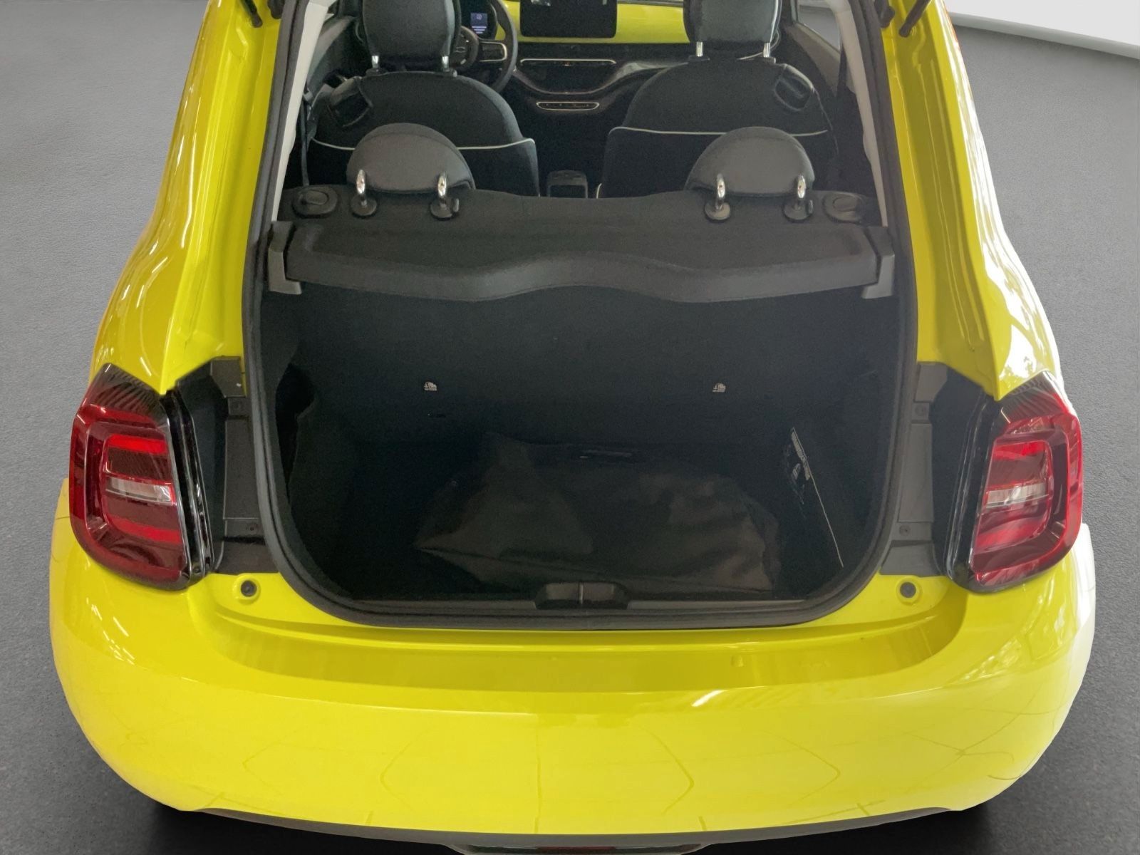 Fahrzeugabbildung Fiat 500e 23,8 kWh + Ganzjahresreifen