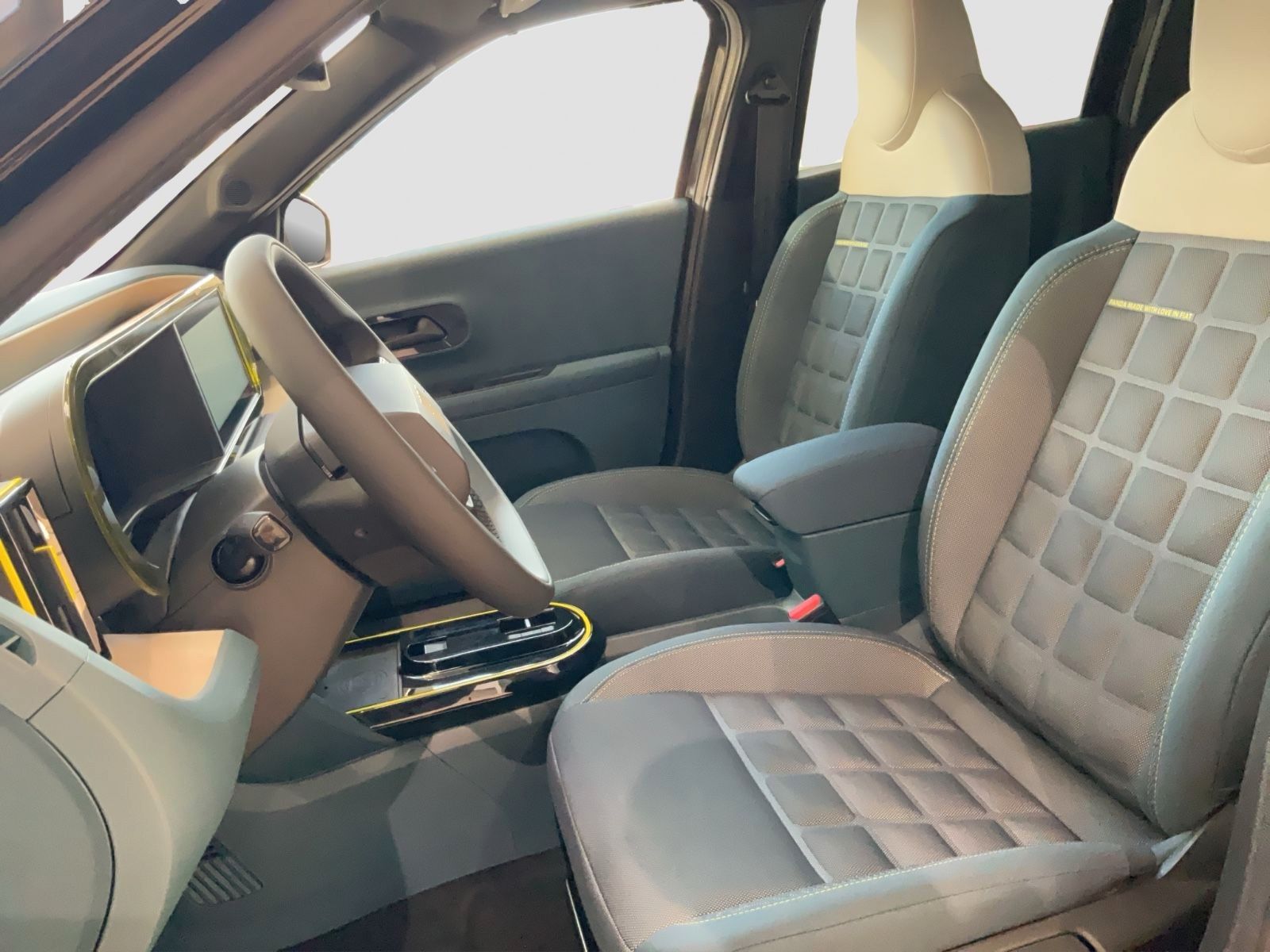 Fahrzeugabbildung Fiat Grande Panda Elektro La Prima + Winterpaket