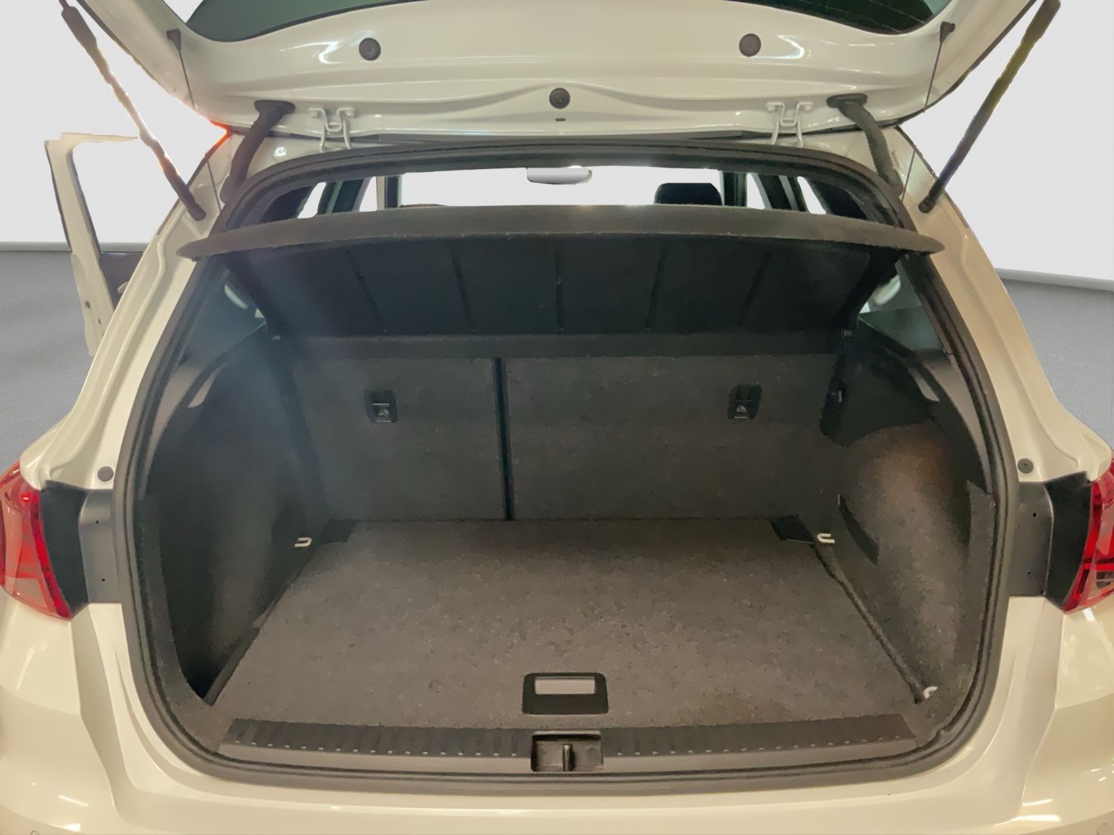 Fahrzeugabbildung SEAT Arona FR AHK, Beats, LED, Shzg, 8-Fach