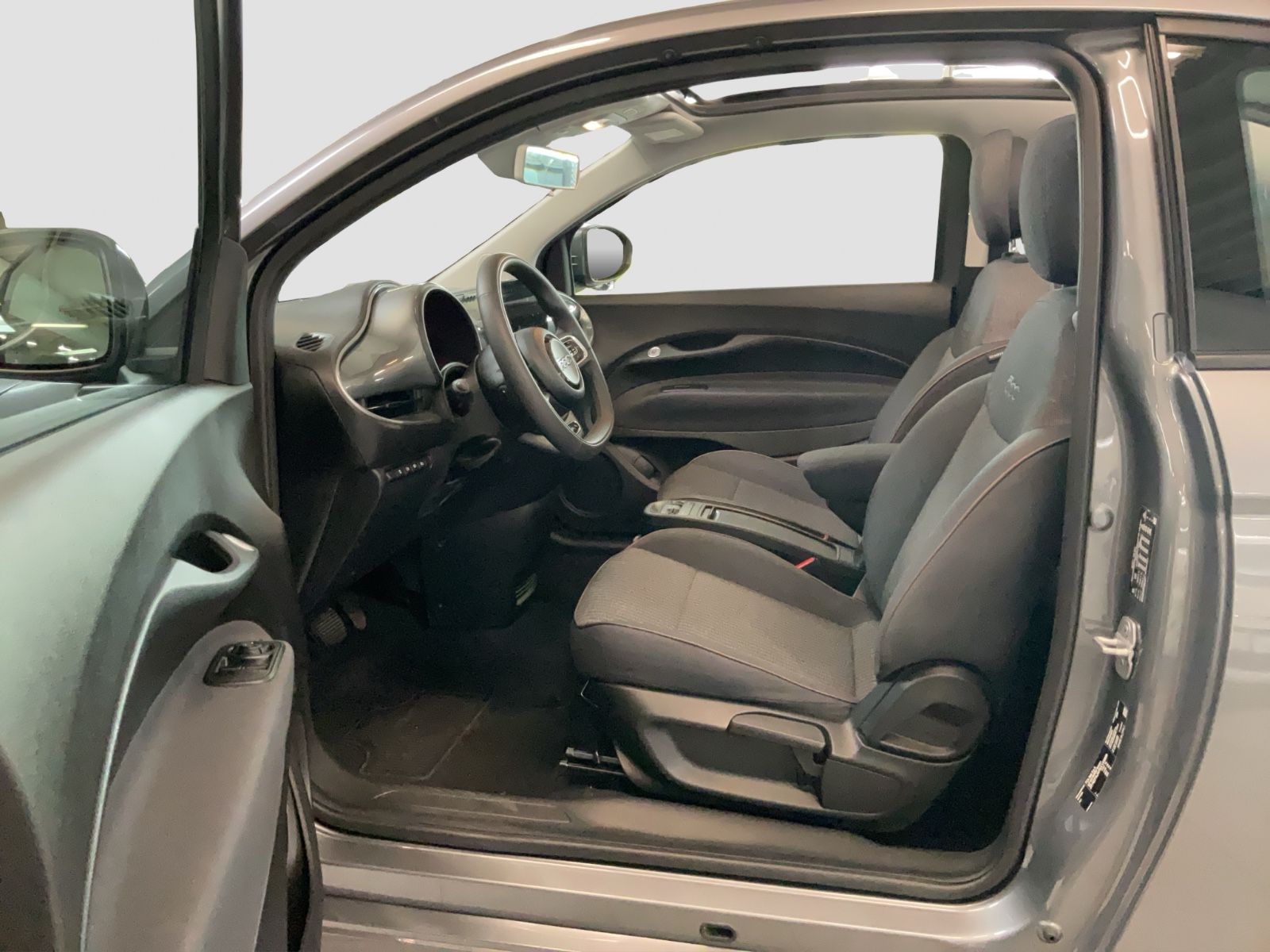 Fahrzeugabbildung Fiat 500e 42 kWh Cabrio + Komfort-,Park-,Winterpaket