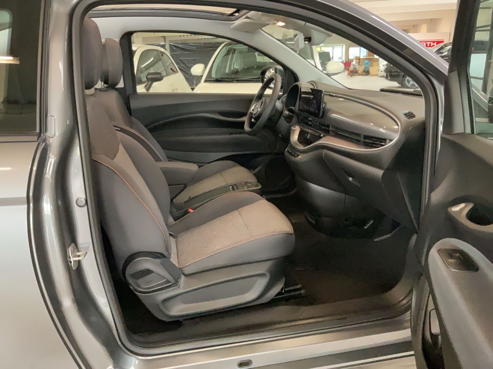 Fahrzeugabbildung Fiat 500e 42 kWh Cabrio + Komfort-,Park-,Winterpaket