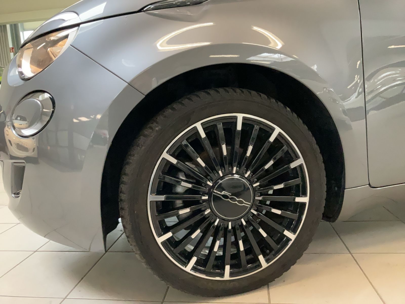 Fahrzeugabbildung Fiat 500e 42 kWh Cabrio + Komfort-,Park-,Winterpaket